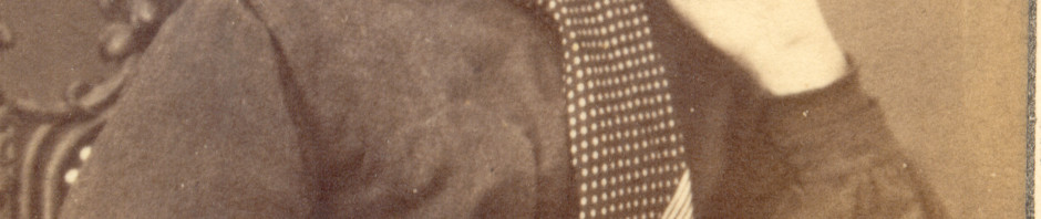 Portrait de jeune femme. C'est une jeune employée de maison portant une robe unie en drap de laine, un tablier et une cravate autour du cou. Sa coiffe est un simple « cofet » de calicot blanc amidonnée. Photographie Bidard frères, Perpignan, ver 1860, collection particulière.