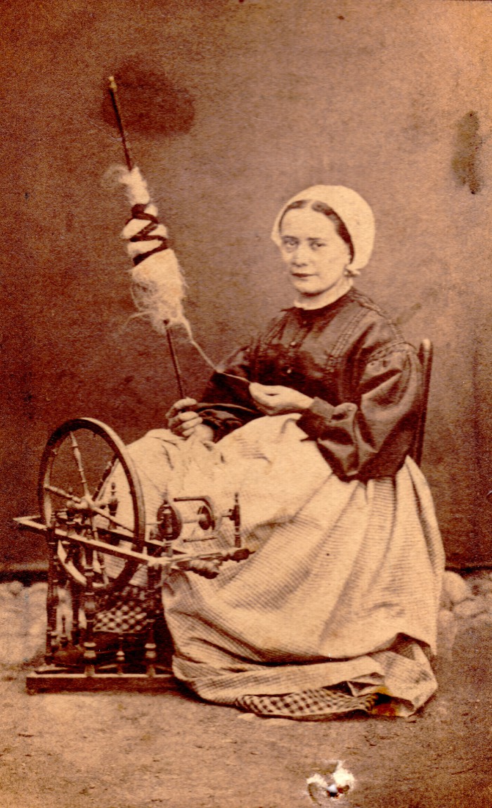 Fileuse roussillonnaise. Esperance POLGE (1836 1907), pose en costume de simplicité, assise sur la chaise basse des fileuses à la quenouille. Elle épouse le peintre Léo POLGE, qui travailla notamment aux décors de plusieurs pièces jouées au Théâtre municipal de Perpignan. Photographie Grando, Prades, vers 1860, collection particulière. 