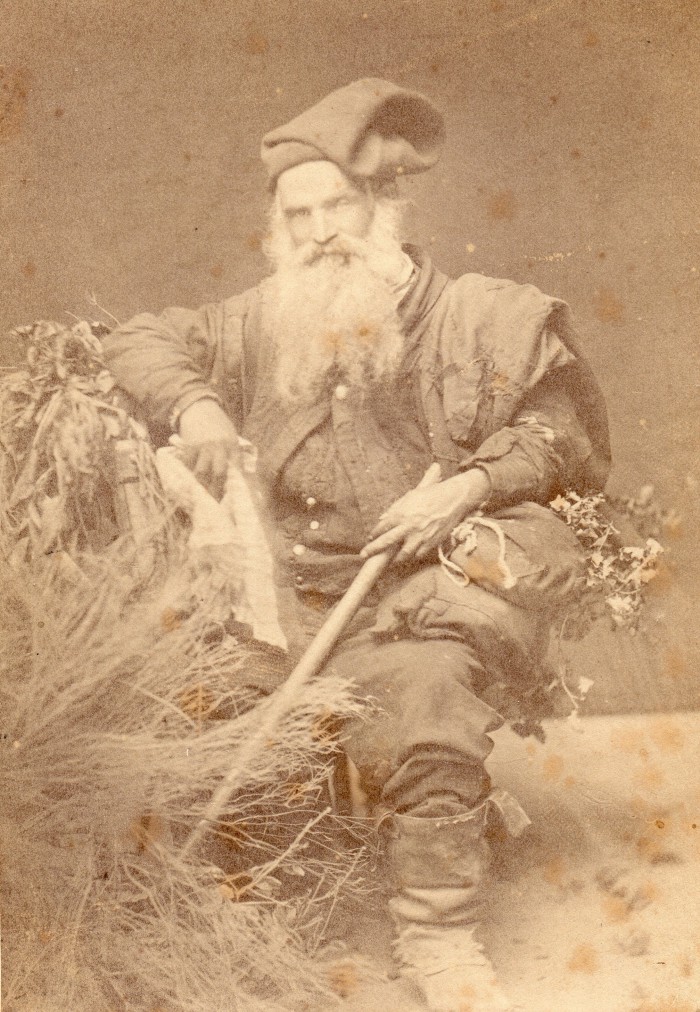 Portrait de berger. Premier témoignage d'un regard porté sur les populations présentant des caractères anciens dits « archaïques » comme ce berger probablement descendu des cimes du Canigou. Photographie anonyme, Roussillon, vers 1870, collection Institut du Grenat. 