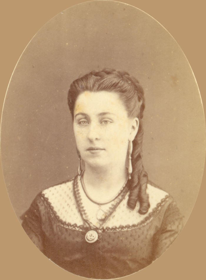 Portrait d'Isabelle BOLUIX, née ALZINE. La précision de la photographe permet d'admirer les parures de cette jolie perpignanaise, comme les boucles d'oreilles en or creux appelées « fileuses ». Elle a vécu sa jeunesse au 1 rue des Trois-Journées à Perpignan, là ou se trouvait la librairie familiale, avant de se marier avec le notaire Henri Boluix. Cliché anonyme, Perpignan, vers 1870, collection particulière.