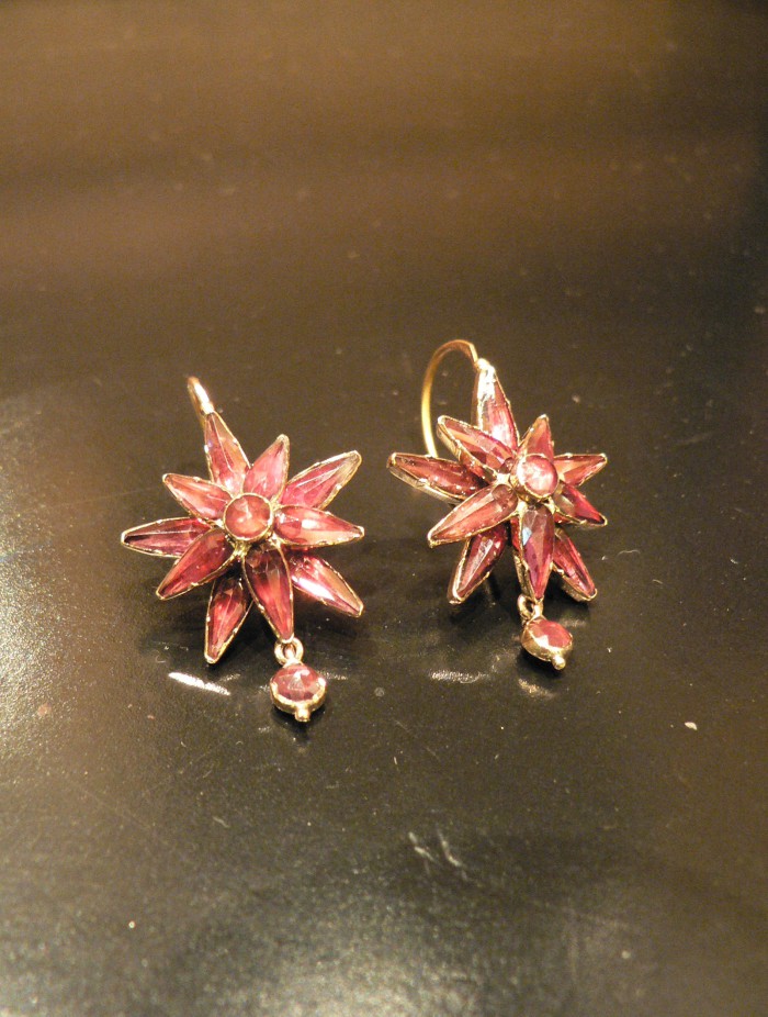 Boucles d'oreilles. Grenats et or, Perpignan, vers 1870, collection particulière.