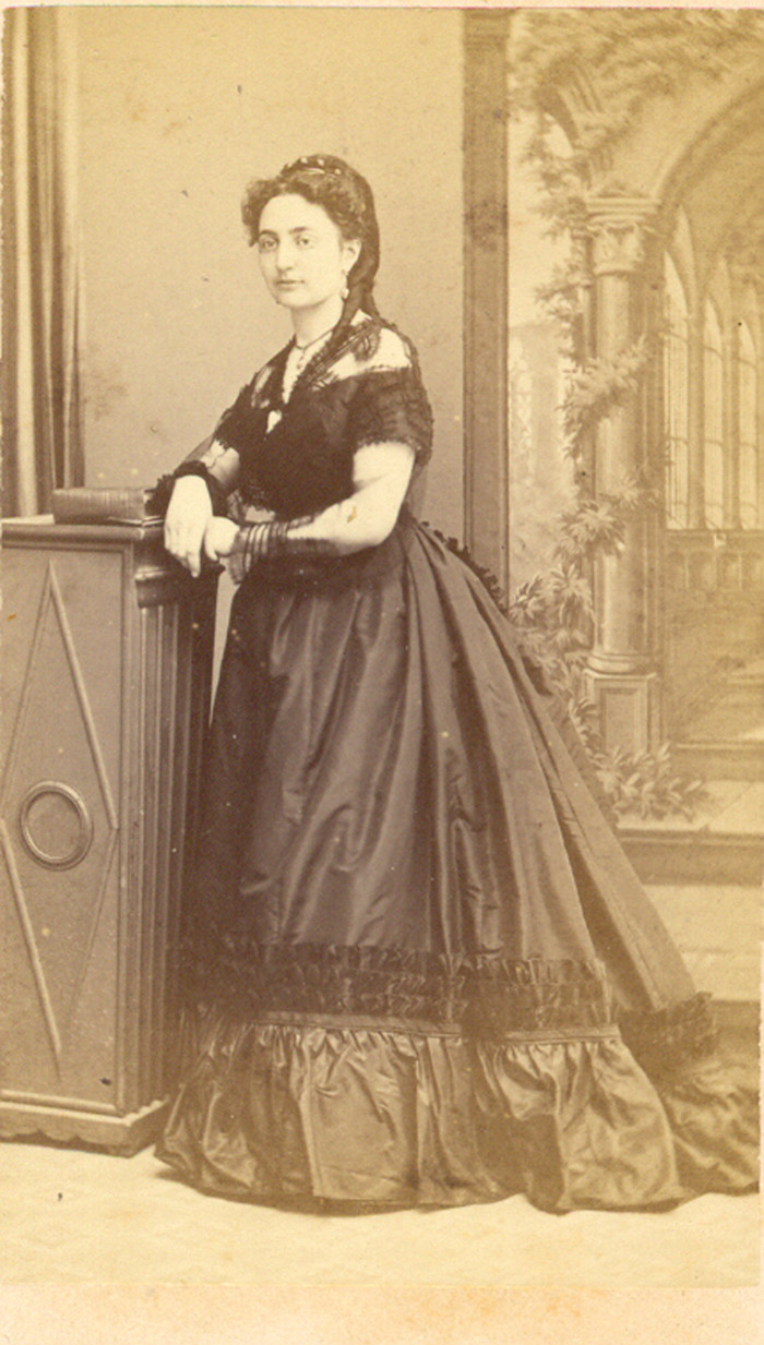 Portrait de madame Prosper AURIOL. En 1866 la Banque Auriol voit le jour suite au décès d’Auguste Lloubes qui en était l'associé (banque Lloubes et Auriol) au coin de la place Gambetta et de la rue Fontfroide. Prosper meurt en 1870, à 49 ans, laissant deux fils trop jeunes pour prendre sa suite dans les affaires. Son épouse, Delphine décide de poursuivre l’activité pour assurer un avenir à ses enfants. Cliché anonyme, Perpignan, vers 1870, collection particulière.