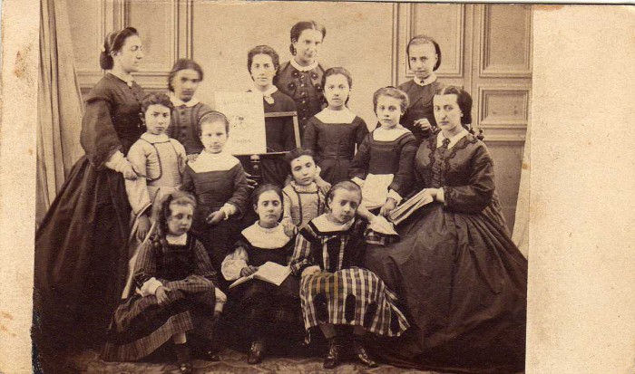 Photo de classe d'une institution privée de jeunes filles, Perpignan.