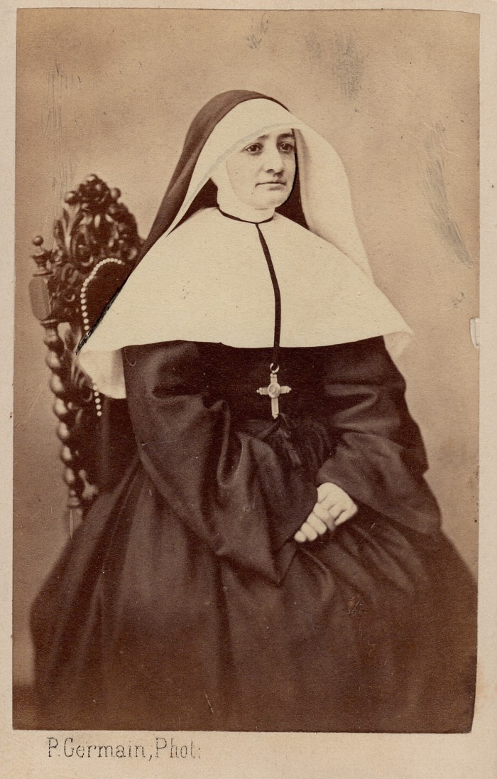 Portrait de Élisa Jacomet en religieuse. Fille d'une puissante famille de Prades, Élisa renonce à la vie mondaine pour épouser la vie religieuse et l'enseignement. Photographie Germain, Perpignan, vers 1855, collection particulière.