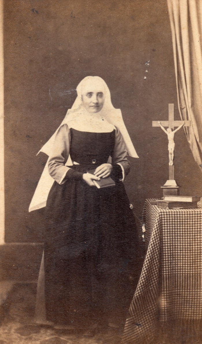 Religieuse sous Napoléon III, photo P.Bourgeois, Chalon.