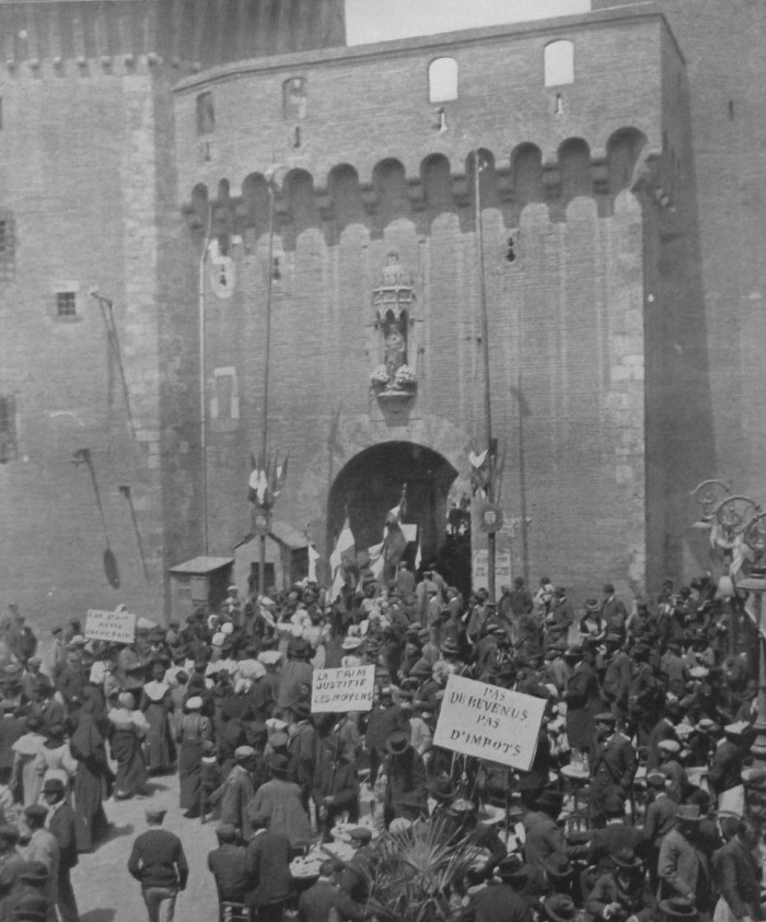Castillet, la porte Notre Dame en 1905 lors de la manifestation viticole. 
