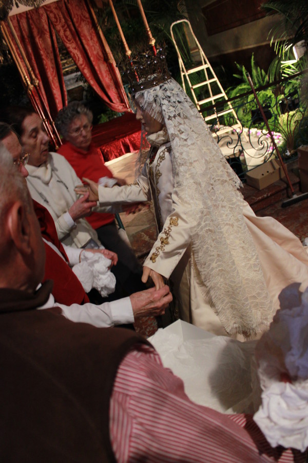 La Vierge habillée devant le dais