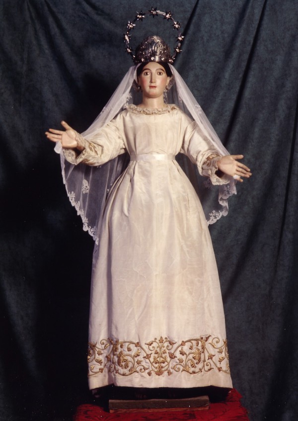 Vierge de la sacristie non restaurée avec une des robes XIXe, 2003