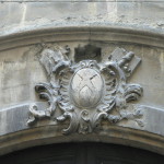 Cartouche de l'entrée de l'Ancien Conseil souverain du Roussillon à Perpignan.