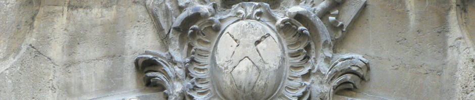 Cartouche de l'entrée de l'Ancien Conseil souverain du Roussillon à Perpignan.