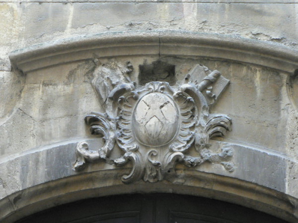 Cartouche de l'entrée de l'Ancien Conseil souverain du Roussillon à Perpignan. 