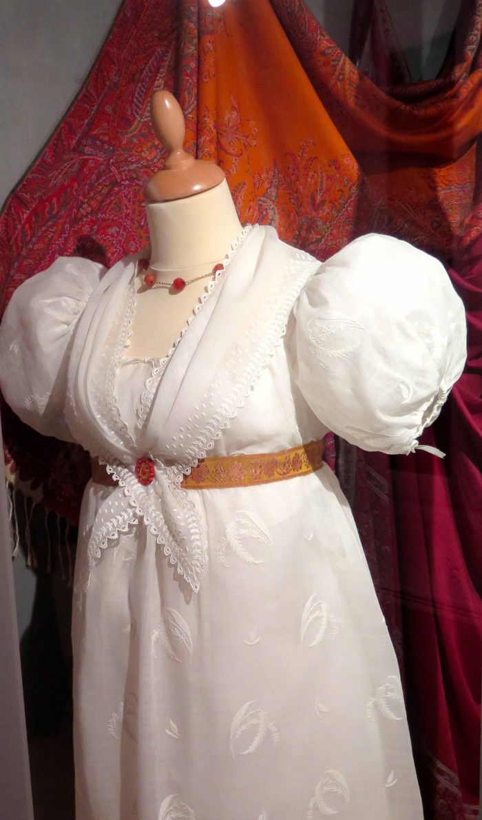 Robe en mousseline de coton vers 1805, pointe en gaze de coton, parure de corail.