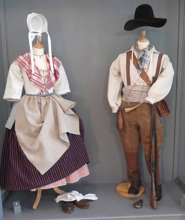 Une paysanne en jupe de droguet (vers 1850) et un chasseur (fin XIXe, début XXe) IMG_4973