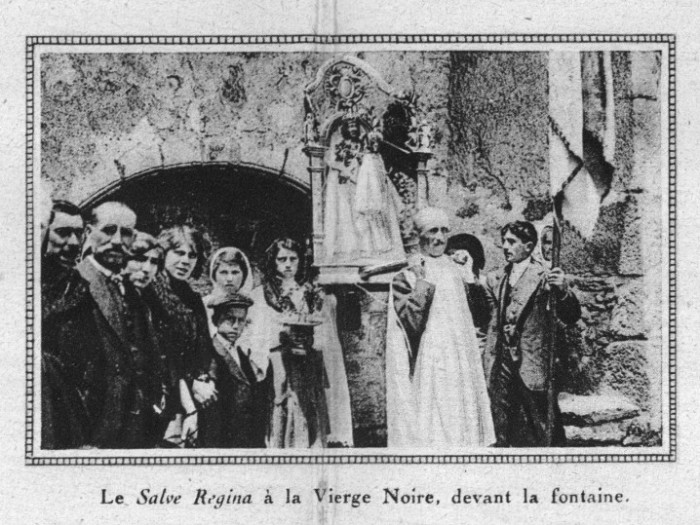 La Vierge noire portée en procession. 