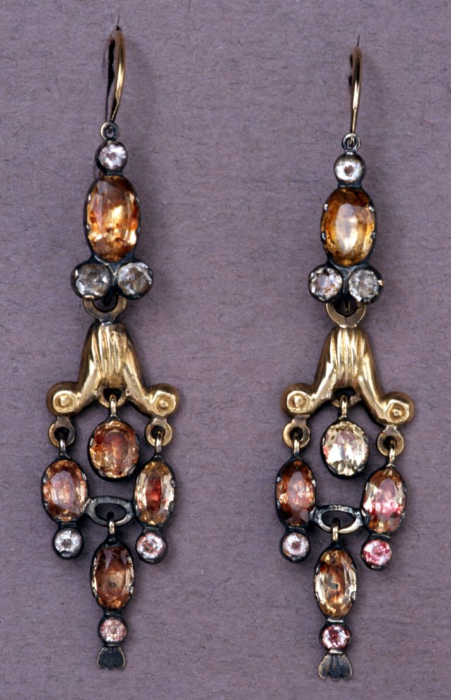 Type de boucles doreilles à la mode sous Louis Philippe. 