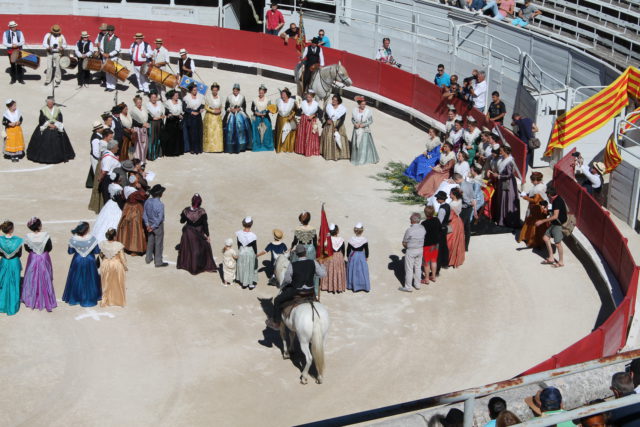 Hommage à la Reine aux Arènes