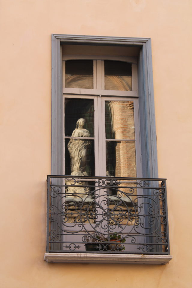 Vierge de la façade de la Réal se reflétant dans l'une des fenetrres de la sala de la Maison de Francesc SAGARRE. 