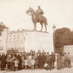 Rivesaltes, population devant la statue équestre de Joffre, vers 1925