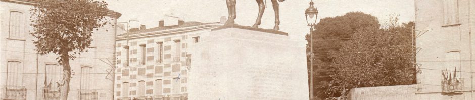 Rivesaltes, population devant la statue équestre de Joffre, vers 1925