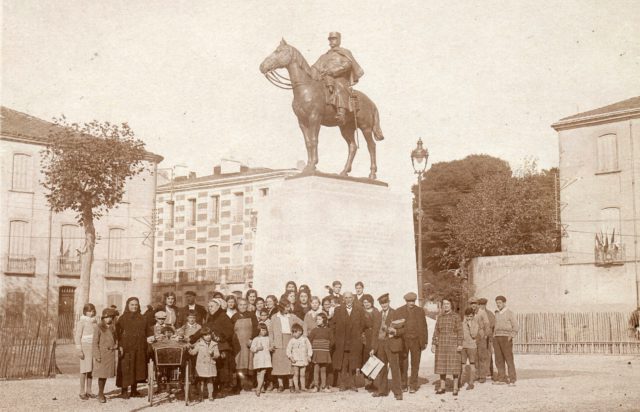 Rivesaltes, population devant la statue équestre de Joffre, vers 1925