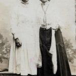 Deux femmes en tenue 1900