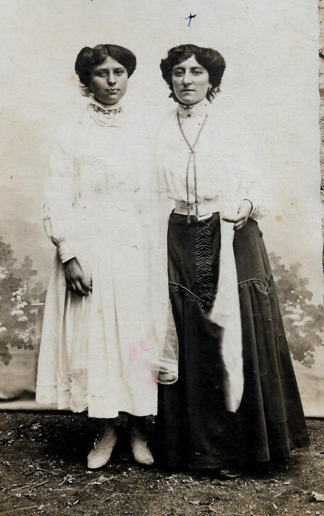 Deux femmes en tenue 1900