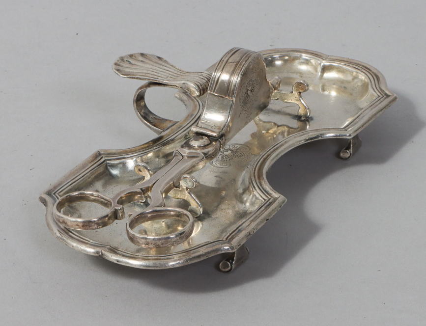 PAIRE DE BOITES DE TOILETTE SUR UN PLATEAU en argent. PARIS, André